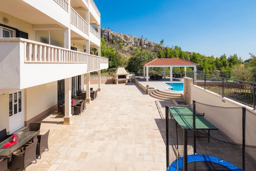 Beachfront Apartments Lara Omiš Εξωτερικό φωτογραφία