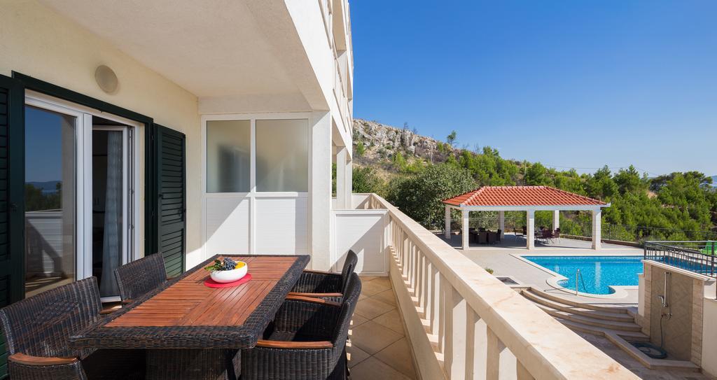 Beachfront Apartments Lara Omiš Εξωτερικό φωτογραφία