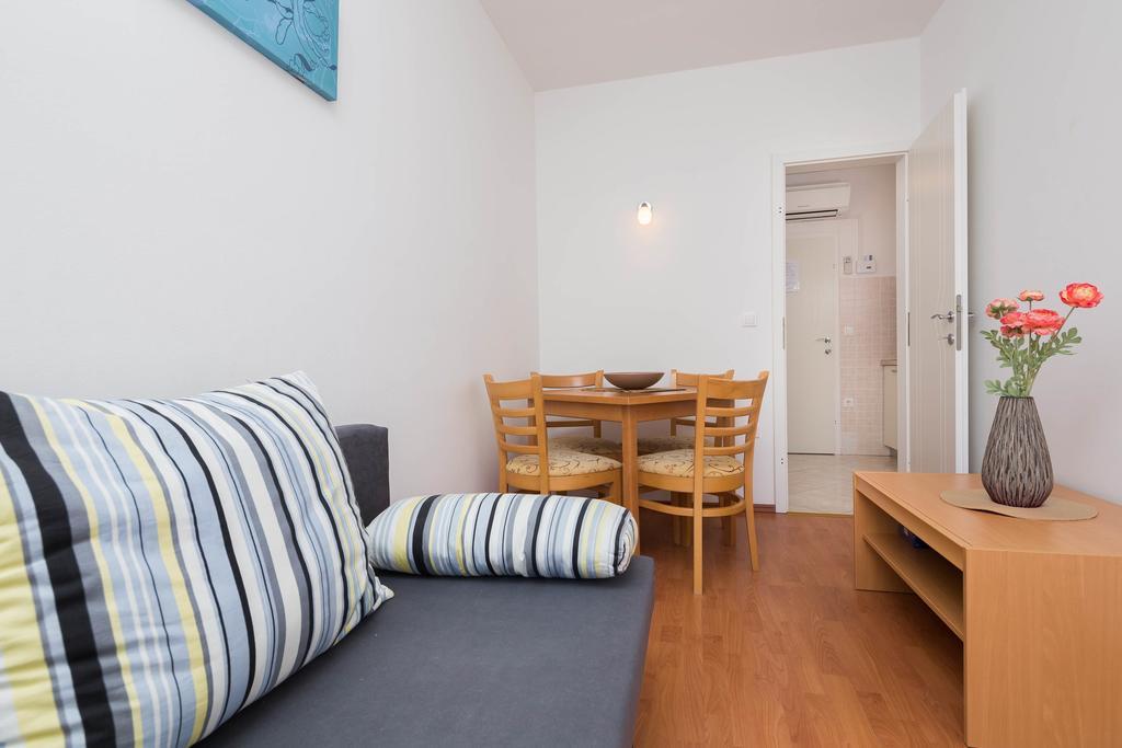 Beachfront Apartments Lara Omiš Εξωτερικό φωτογραφία