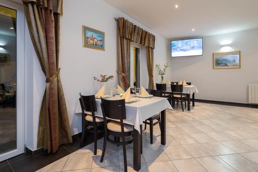 Beachfront Apartments Lara Omiš Εξωτερικό φωτογραφία