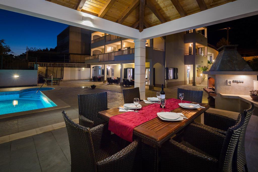 Beachfront Apartments Lara Omiš Εξωτερικό φωτογραφία