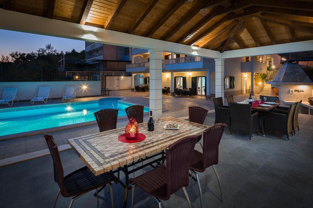 Beachfront Apartments Lara Omiš Εξωτερικό φωτογραφία