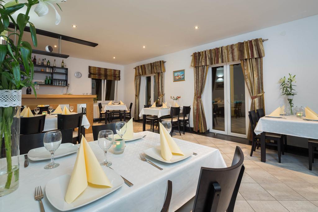 Beachfront Apartments Lara Omiš Εξωτερικό φωτογραφία